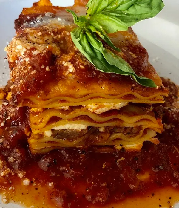 plate2_b Italian lasagna dish