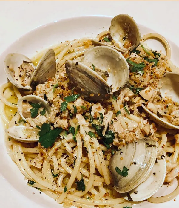 plate3_b Italian pasta dish with clams